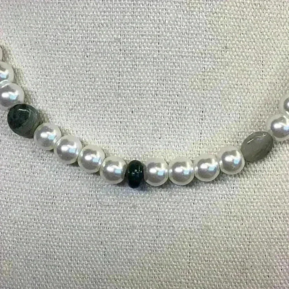 White Glass Pearl Necklace with Green Stones - Picture 3 of 3
